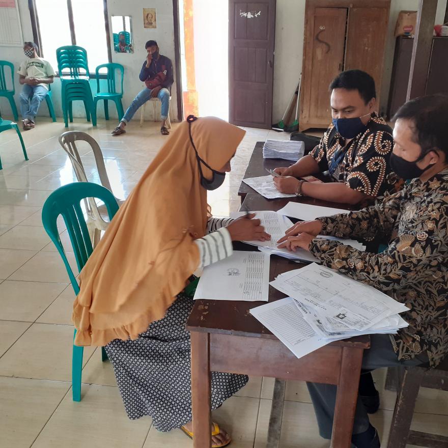 PENERIMAAN BLT DANA DESA TAHAP VII DESA PERON TAHUN 2020